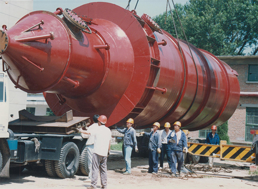  1995年为买球赛的网站·（中国）有限公司官网塑料厂制造的重点设备脱气仓
